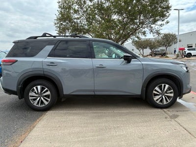 2022 Nissan Pathfinder SL