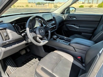 2024 Nissan Pathfinder SL