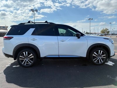 2025 Nissan Pathfinder Platinum